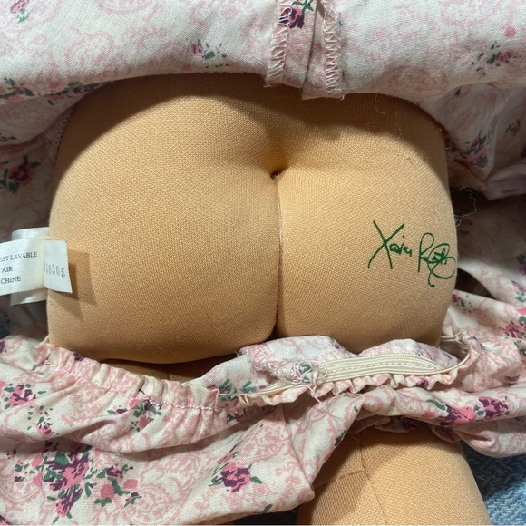 Cabbage Patch Kid Doll
Vintage 2004
Soft Body
brown hair, blue eyes, pink dress - Picture 6 of 14